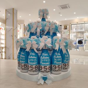 KIT 18 BOTTIGLIE E TORTA PORTABOTTIGLIE - Bottiglie personalizzate Spumante SANTERO BABY MINI PICCOLE - con scritta ed emoticon personalizzabili, Fiocco con dettaglio